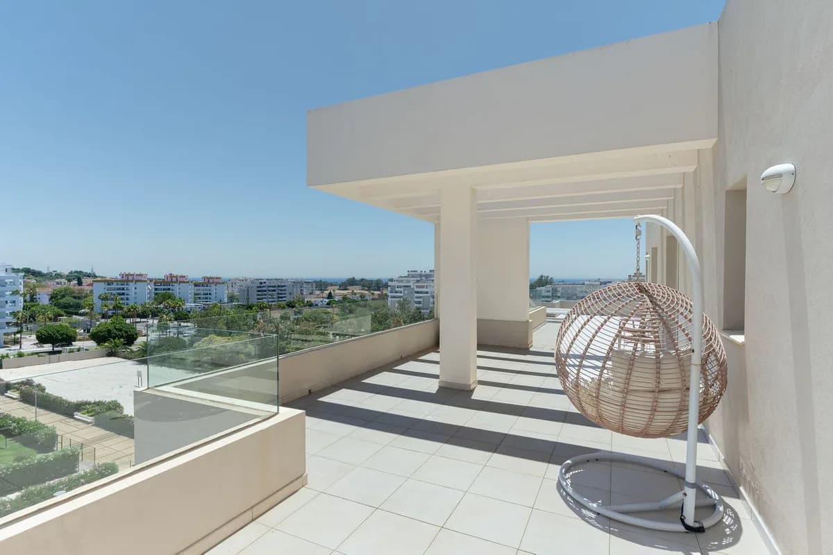 4 Bedroom Penthouse for Sale in Nueva Andalucía, Málaga - Image 6