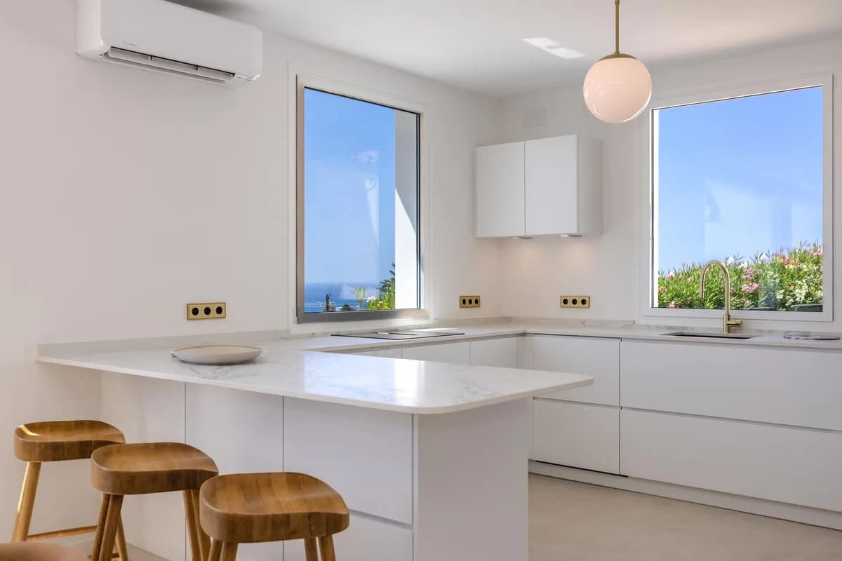 4 Bedroom Detached Villa for Sale in Elviria, Málaga - Image 5
