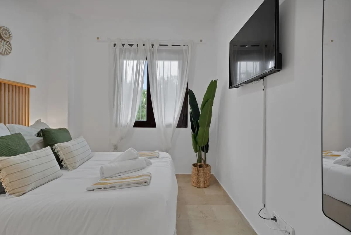 2 Bedroom Middle Floor Apartment for Sale in Riviera del Sol, Málaga - Image 4