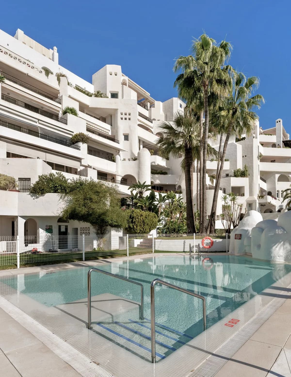 4 Bedroom Middle Floor Apartment for Sale in Torremolinos, Málaga - Image 2