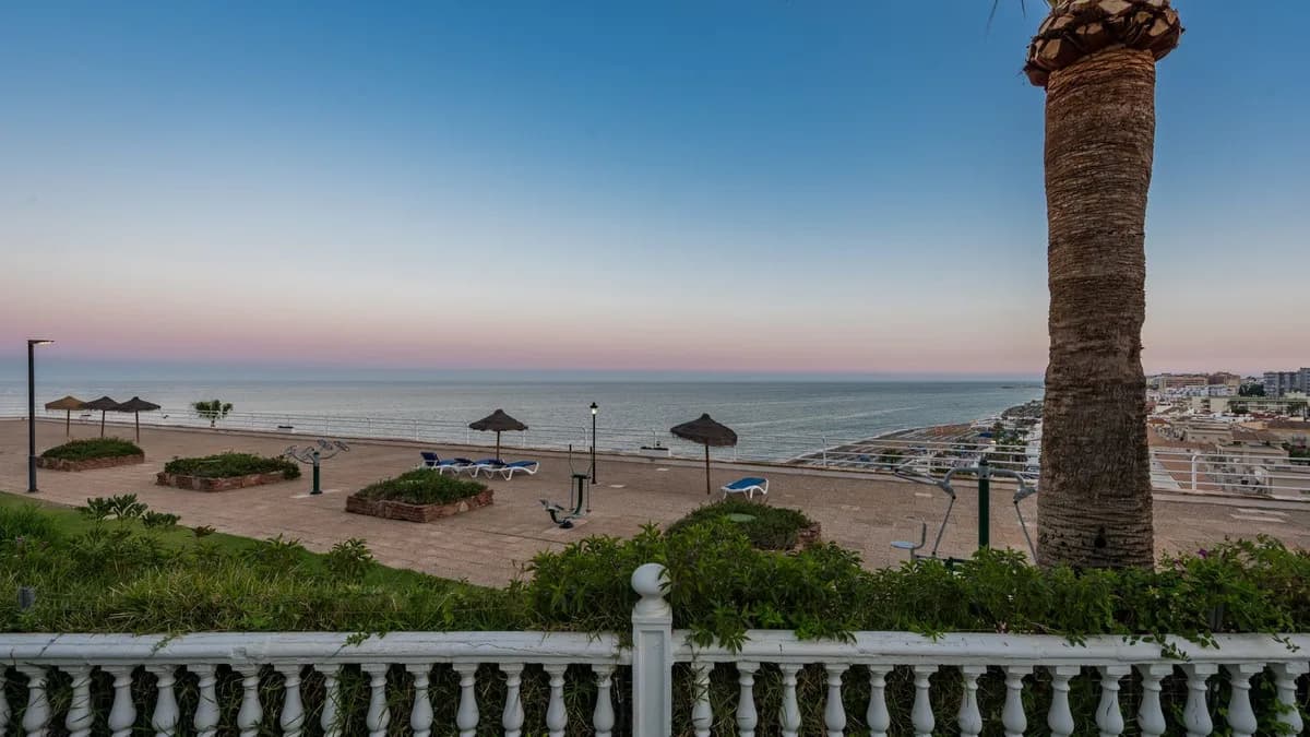 4 Bedroom Middle Floor Apartment for Sale in Torremolinos, Málaga - Image 5