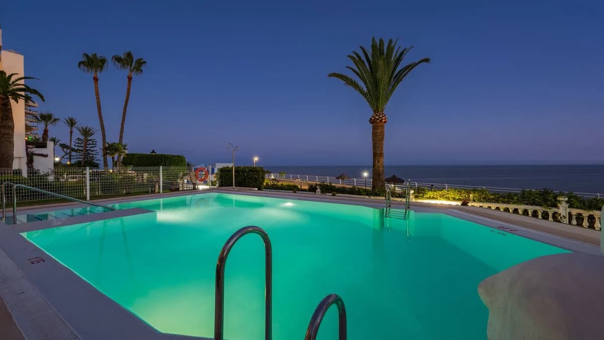 4 Bedroom Middle Floor Apartment for Sale in Torremolinos, Málaga - Image 7