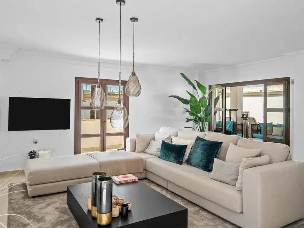 4 Bedroom Detached Villa for Sale in Selwo, Málaga - Image 9