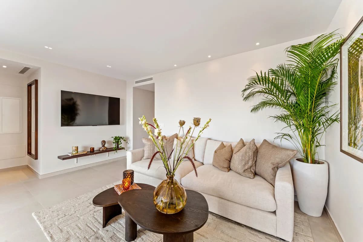 3 Bedroom Middle Floor Apartment for Sale in The Golden Mile, Málaga - Image 3