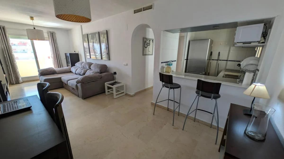 2 Bedroom Middle Floor Apartment for Sale in Torrequebrada, Málaga - Image 2