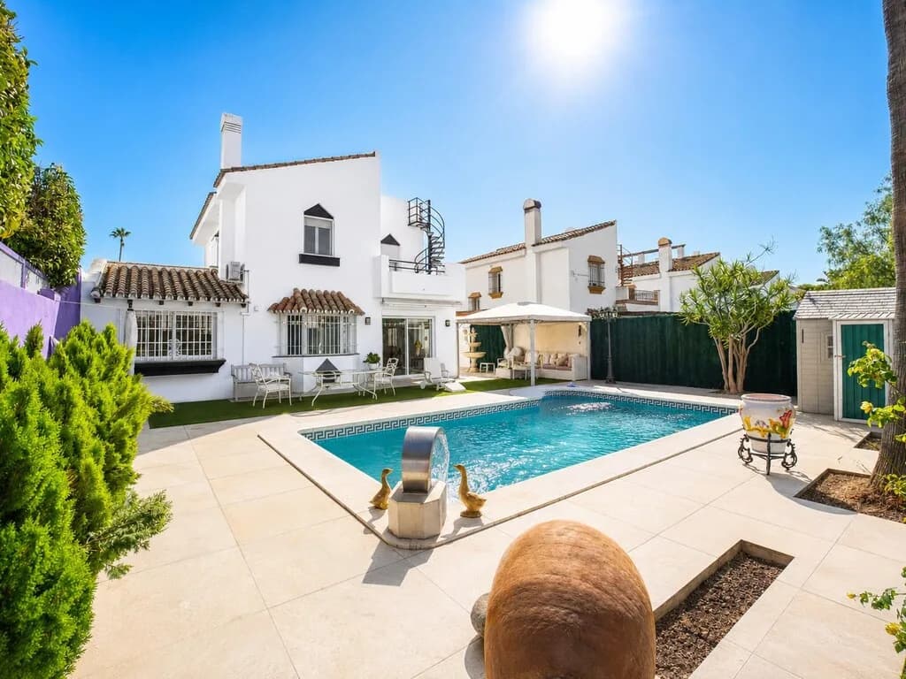 4 Bedroom Detached Villa for Sale in Atalaya, Málaga