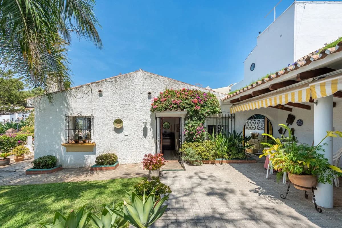 3 Bedroom Detached Villa for Sale in Nueva Andalucía, Málaga