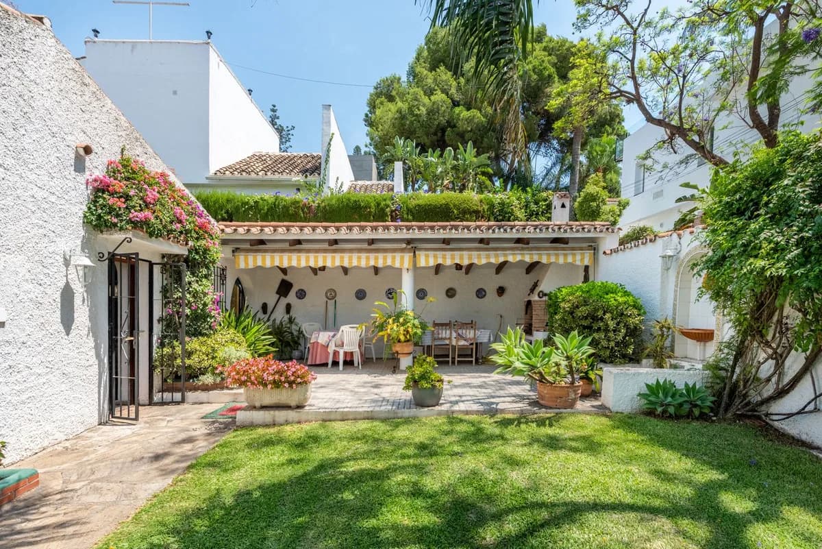3 Bedroom Detached Villa for Sale in Nueva Andalucía, Málaga - Image 2