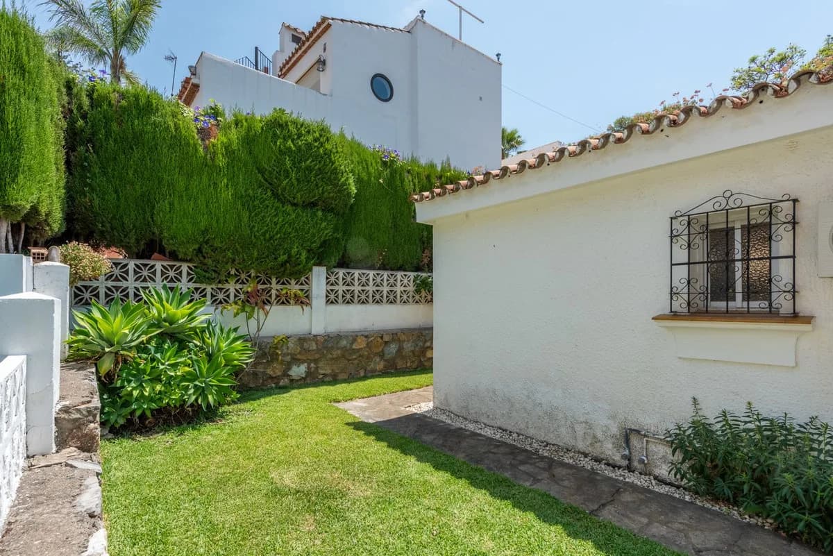 3 Bedroom Detached Villa for Sale in Nueva Andalucía, Málaga - Image 4