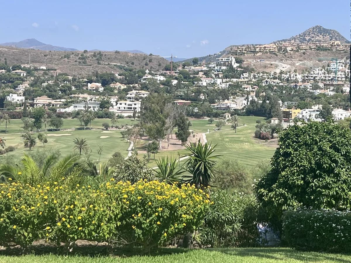 3 Bedroom Townhouse for Sale in El Paraiso, Málaga - Image 2