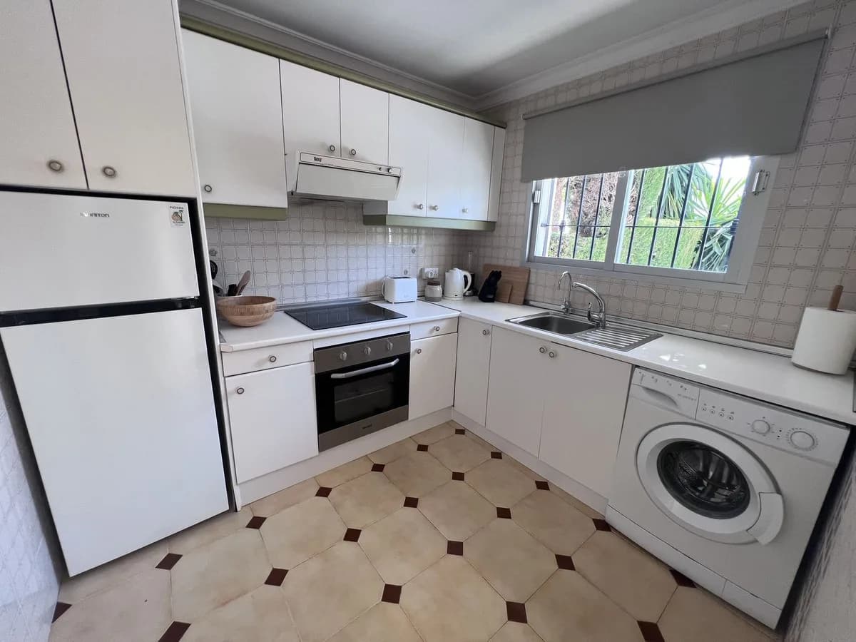 3 Bedroom Townhouse for Sale in El Paraiso, Málaga - Image 7