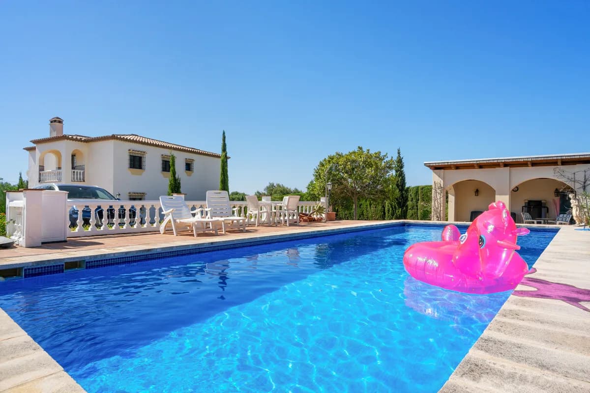4 Bedroom Detached Villa for Sale in Estepona, Málaga - Image 2