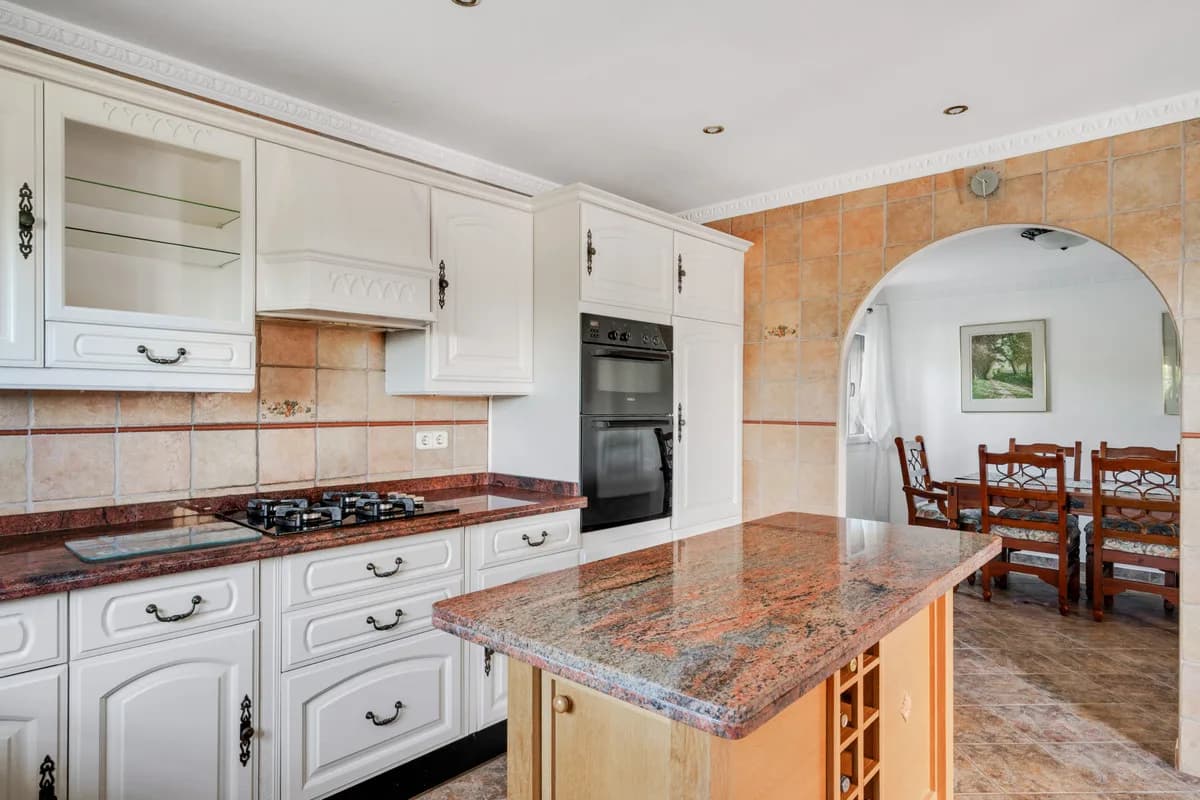 4 Bedroom Detached Villa for Sale in Estepona, Málaga - Image 3