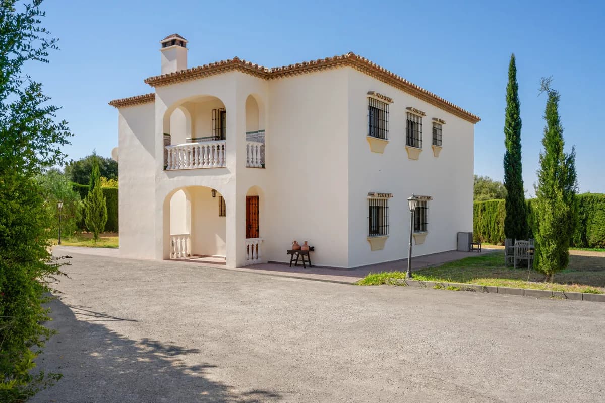 4 Bedroom Detached Villa for Sale in Estepona, Málaga - Image 5