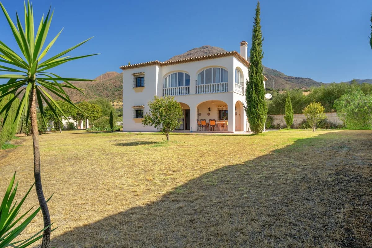 4 Bedroom Detached Villa for Sale in Estepona, Málaga - Image 7