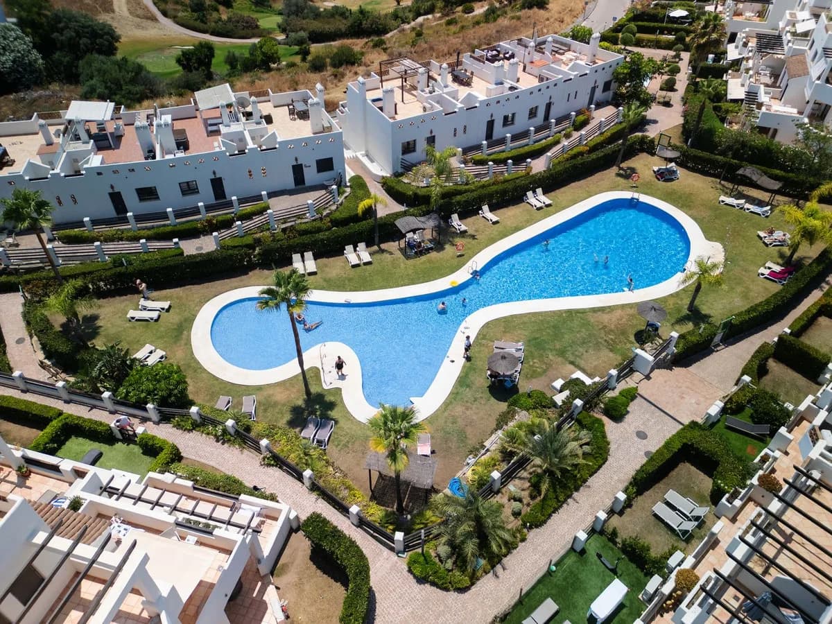 2 Bedroom Ground Floor Apartment for Sale in Selwo, Málaga - Image 2