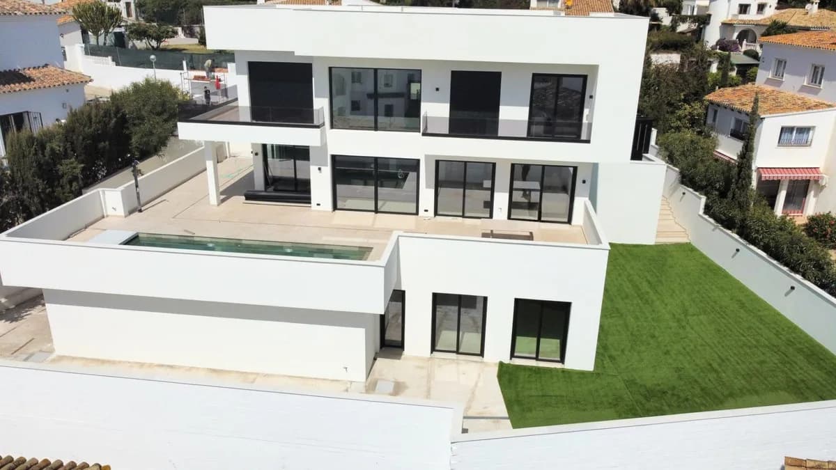 3 Bedroom Detached Villa for Sale in Riviera del Sol, Málaga - Image 2
