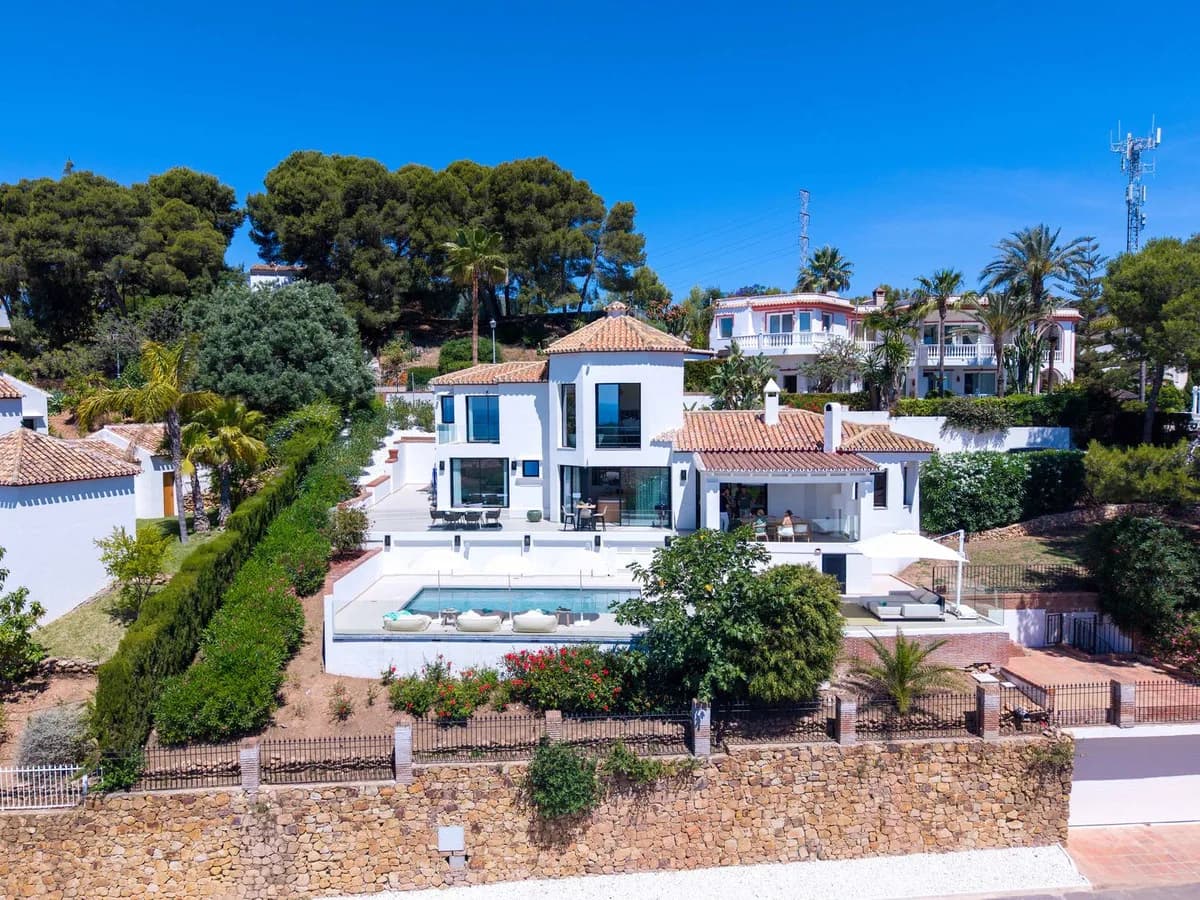 6 Bedroom Detached Villa for Sale in Hacienda Las Chapas, Málaga