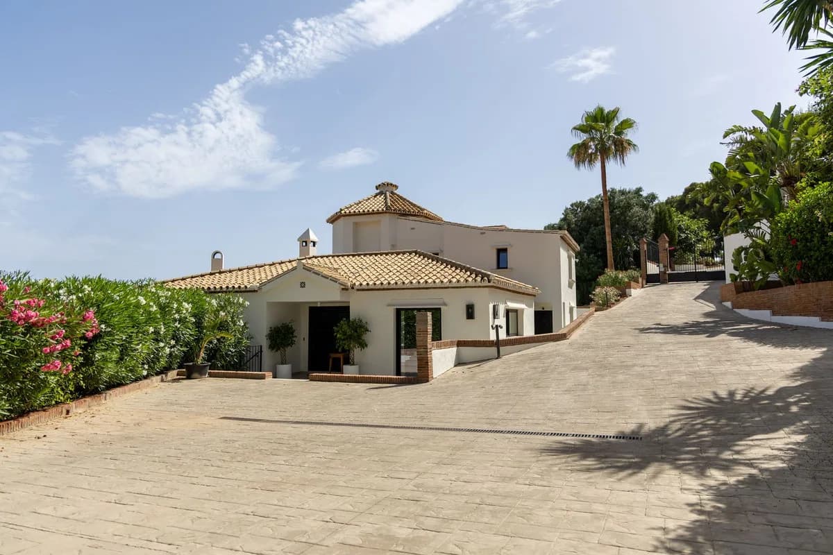 6 Bedroom Detached Villa for Sale in Hacienda Las Chapas, Málaga - Image 5