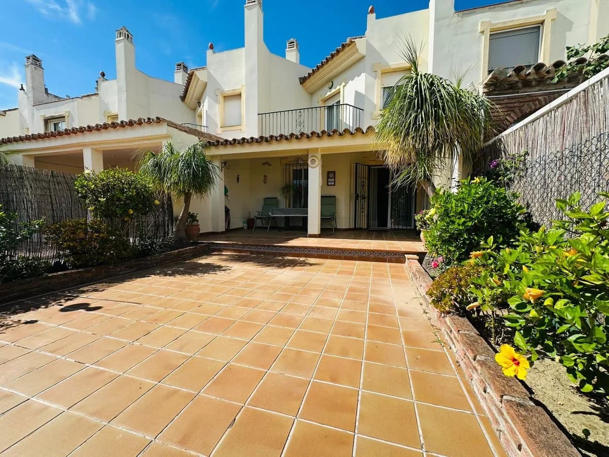2 Bedroom Townhouse for Sale in Sierrezuela, Málaga