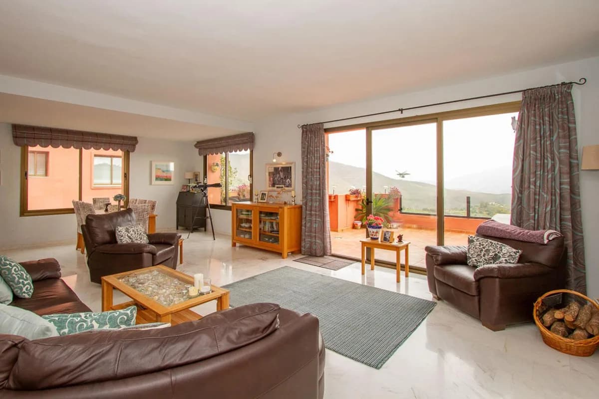 2 Bedroom Middle Floor Apartment for Sale in La Mairena, Málaga