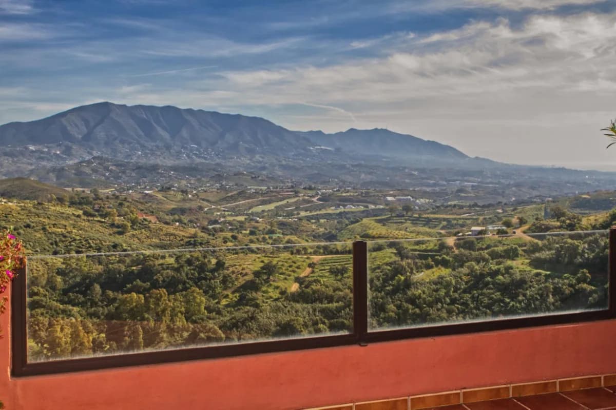 2 Bedroom Middle Floor Apartment for Sale in La Mairena, Málaga - Image 2