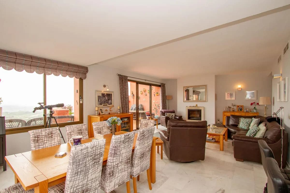 2 Bedroom Middle Floor Apartment for Sale in La Mairena, Málaga - Image 3