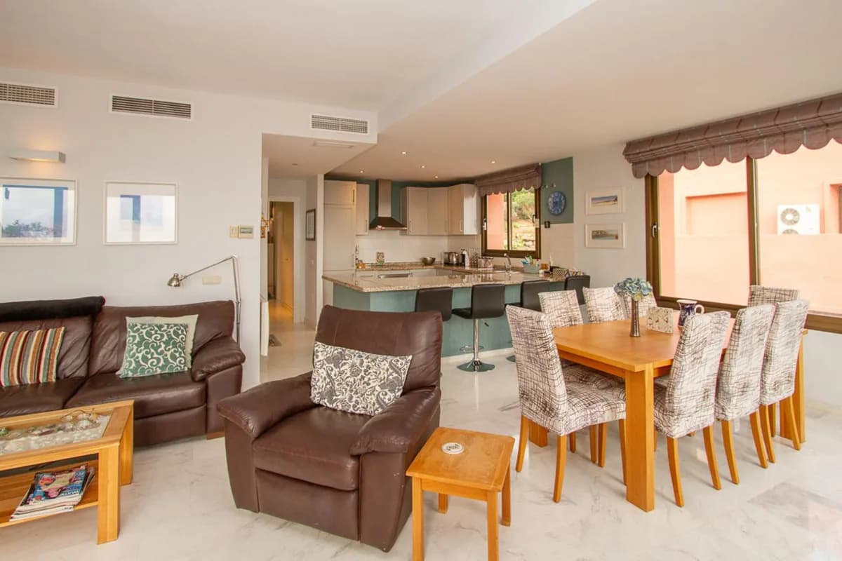 2 Bedroom Middle Floor Apartment for Sale in La Mairena, Málaga - Image 7