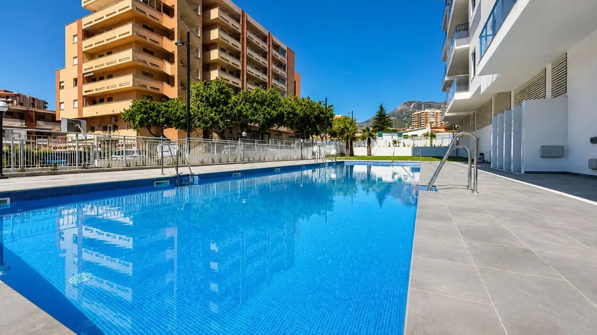 3 Bedroom Middle Floor Apartment for Sale in Benalmadena Costa, Málaga - Image 3