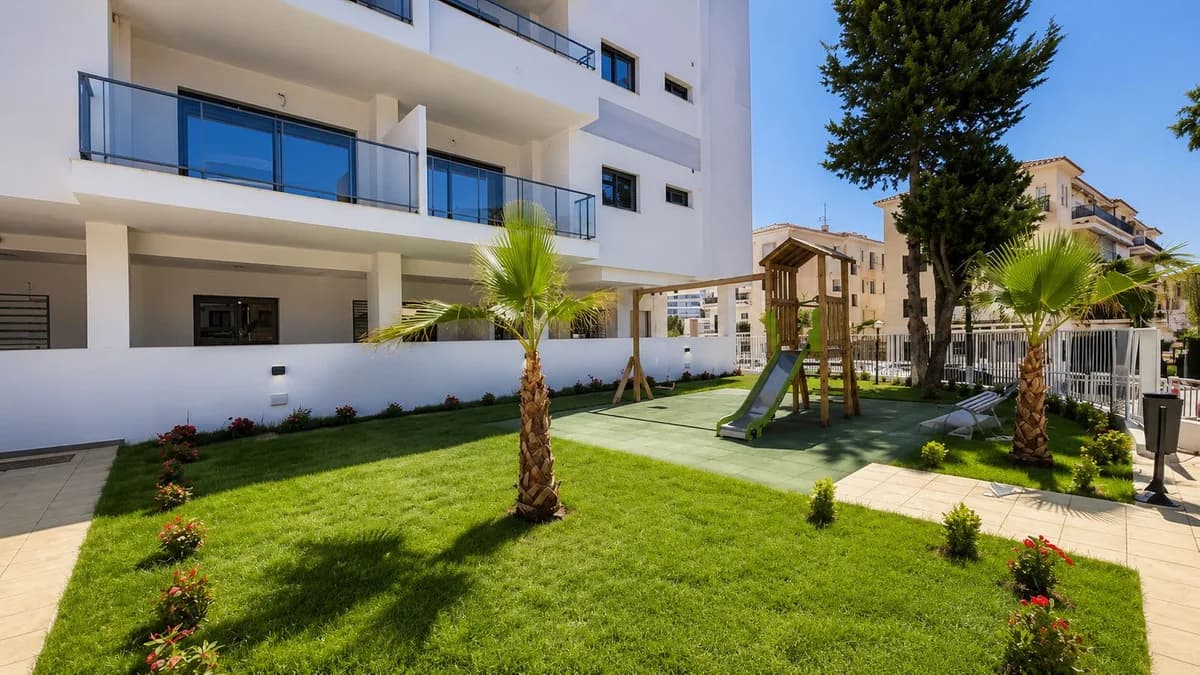 3 Bedroom Middle Floor Apartment for Sale in Benalmadena Costa, Málaga - Image 4