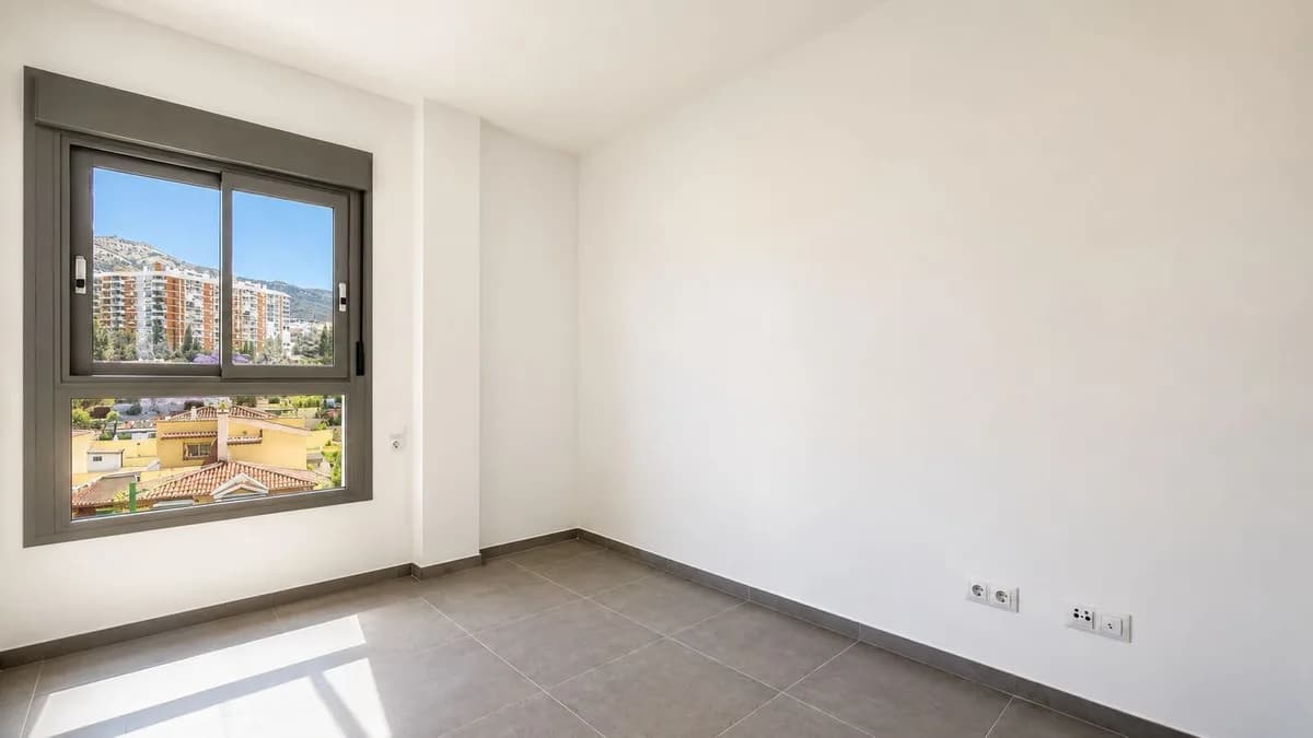 3 Bedroom Middle Floor Apartment for Sale in Benalmadena Costa, Málaga - Image 9