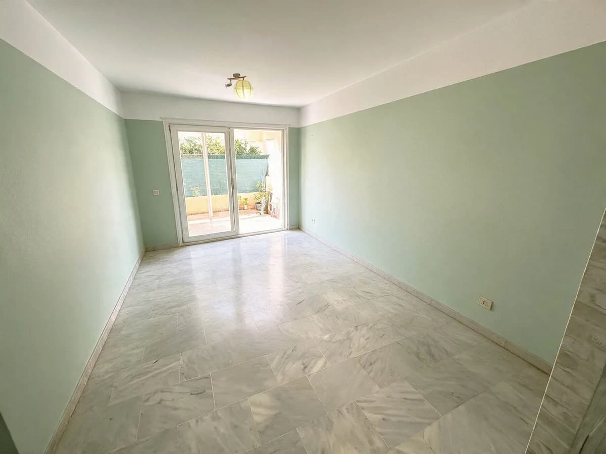 2 Bedroom Ground Floor Apartment for Sale in Las Lagunas, Málaga - Image 4