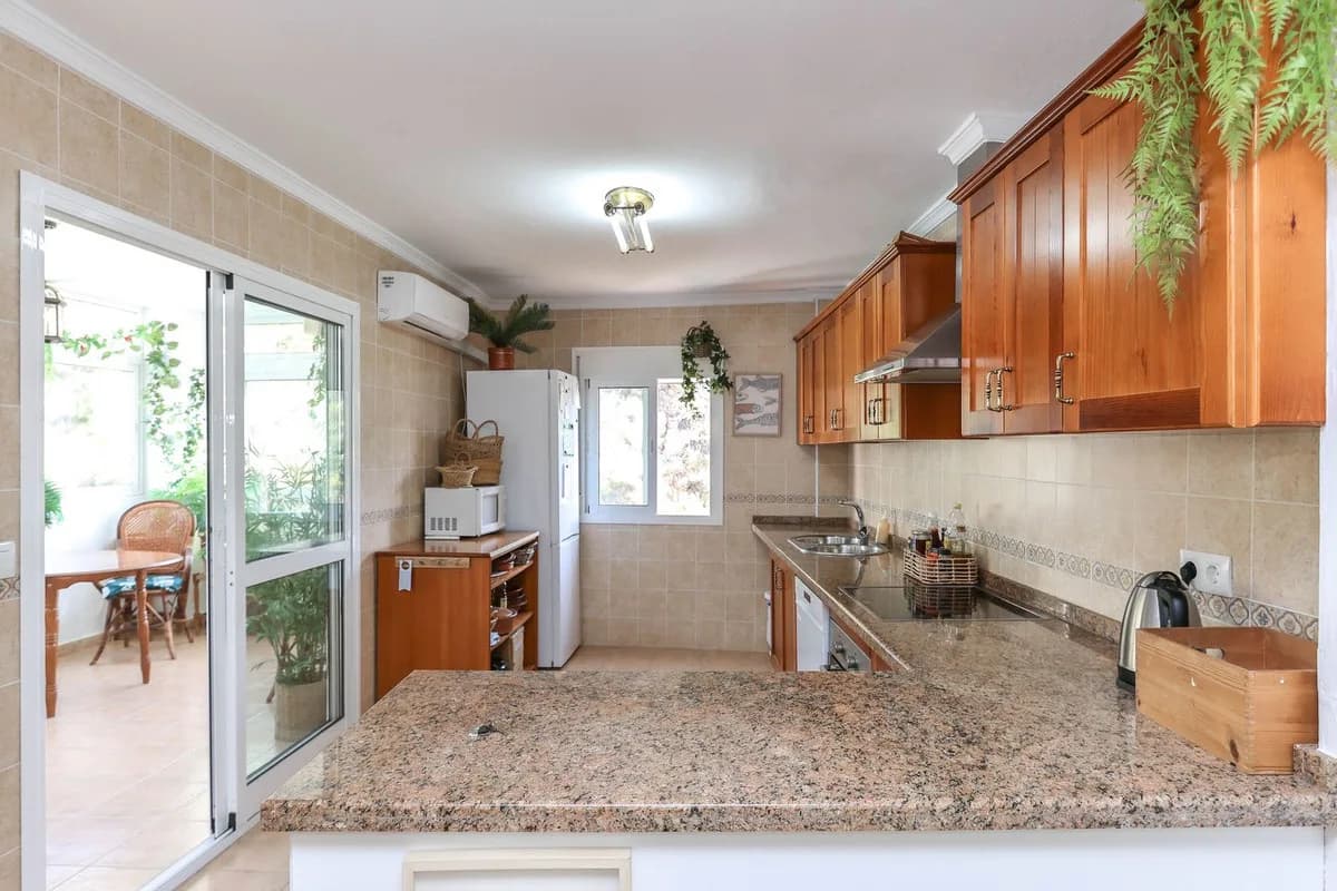 5 Bedroom Townhouse for Sale in Tolox, Málaga - Image 5