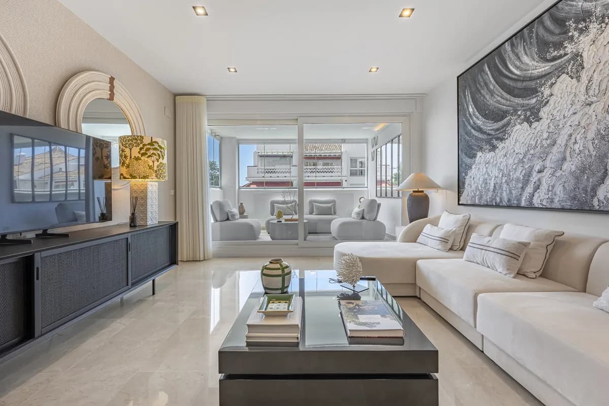 2 Bedroom Middle Floor Apartment for Sale in The Golden Mile, Málaga - Image 4