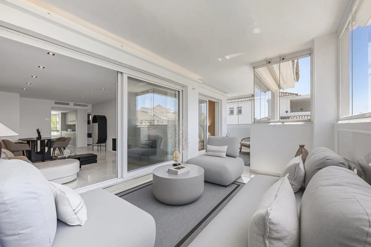 2 Bedroom Middle Floor Apartment for Sale in The Golden Mile, Málaga - Image 5