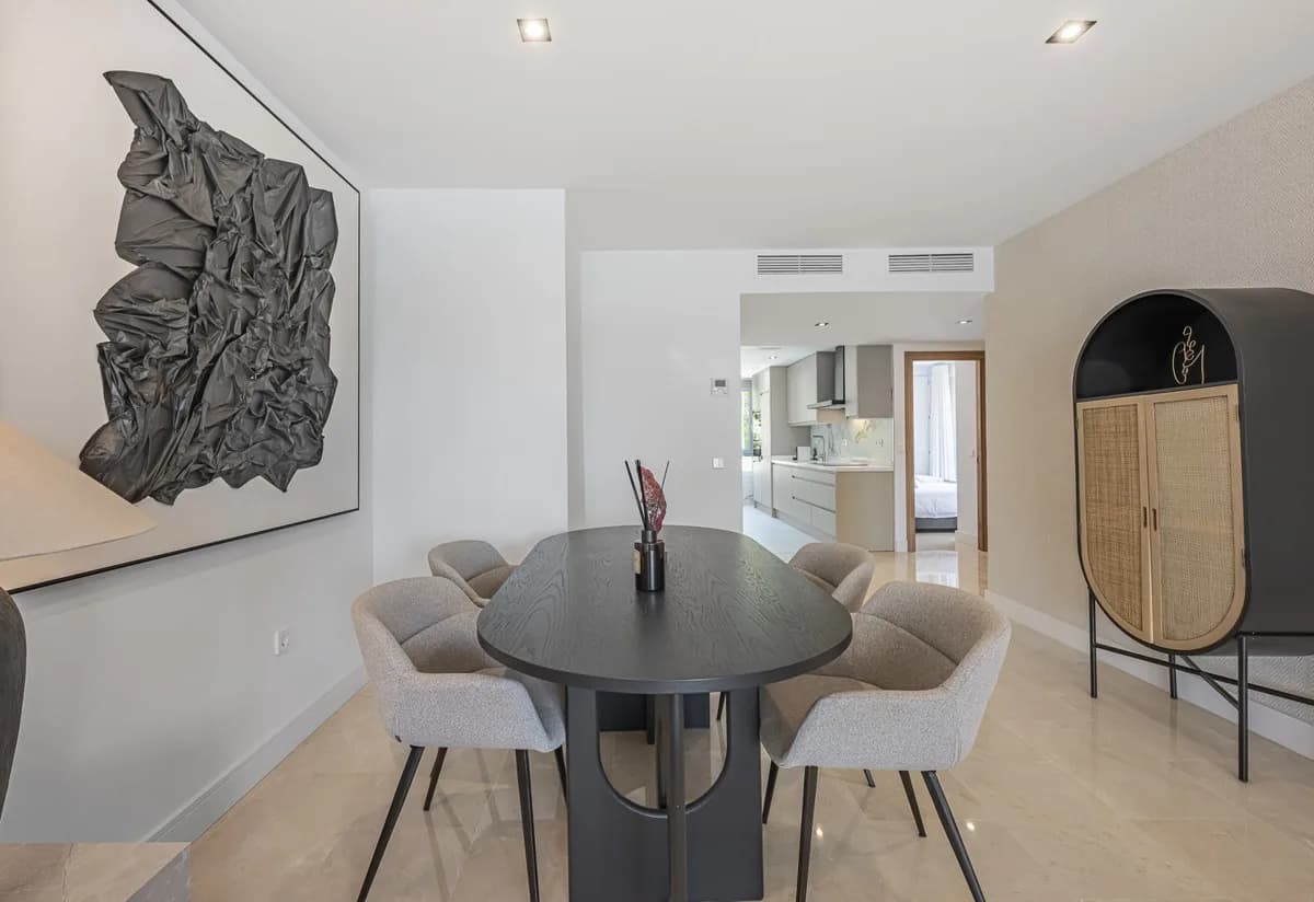 2 Bedroom Middle Floor Apartment for Sale in The Golden Mile, Málaga - Image 8