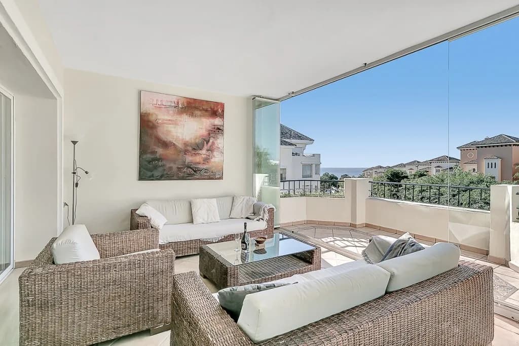 3 Bedroom Middle Floor Apartment for Sale in Marbella, Málaga - Image 3