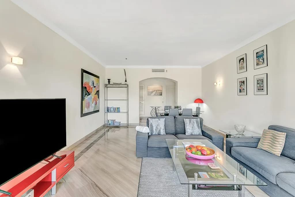 3 Bedroom Middle Floor Apartment for Sale in Marbella, Málaga - Image 4