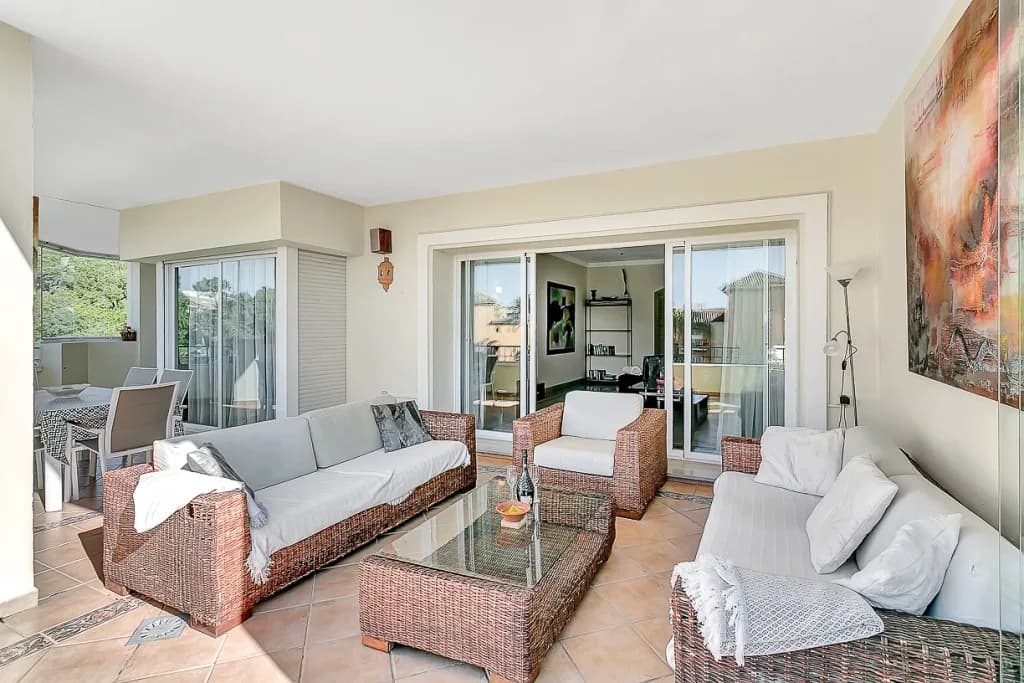 3 Bedroom Middle Floor Apartment for Sale in Marbella, Málaga - Image 7