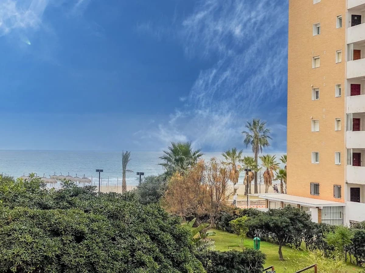 1 Bedroom Middle Floor Apartment for Sale in Fuengirola, Málaga - Image 3