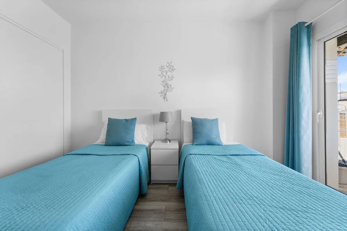 1 Bedroom Middle Floor Apartment for Sale in Fuengirola, Málaga - Image 4
