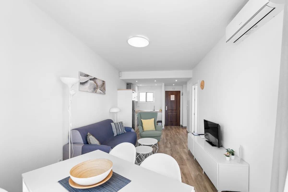 1 Bedroom Middle Floor Apartment for Sale in Fuengirola, Málaga - Image 8