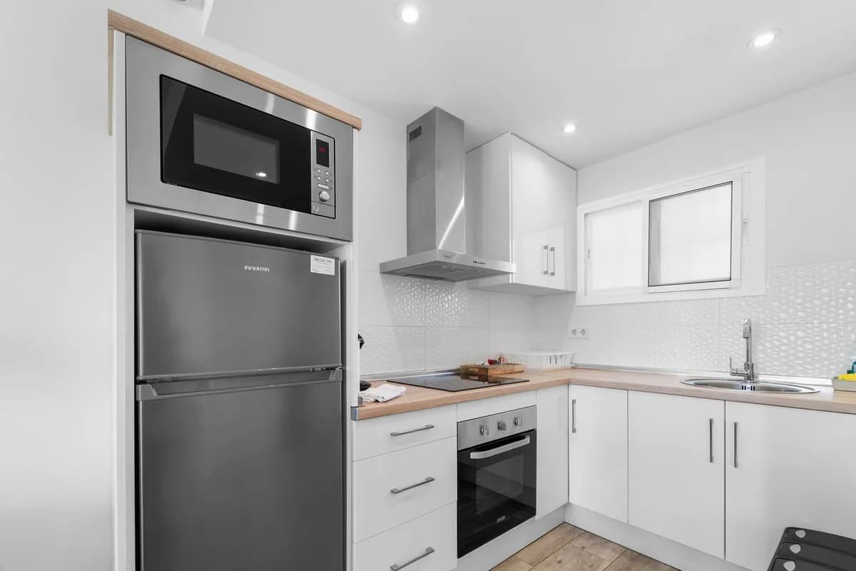 1 Bedroom Middle Floor Apartment for Sale in Fuengirola, Málaga - Image 9