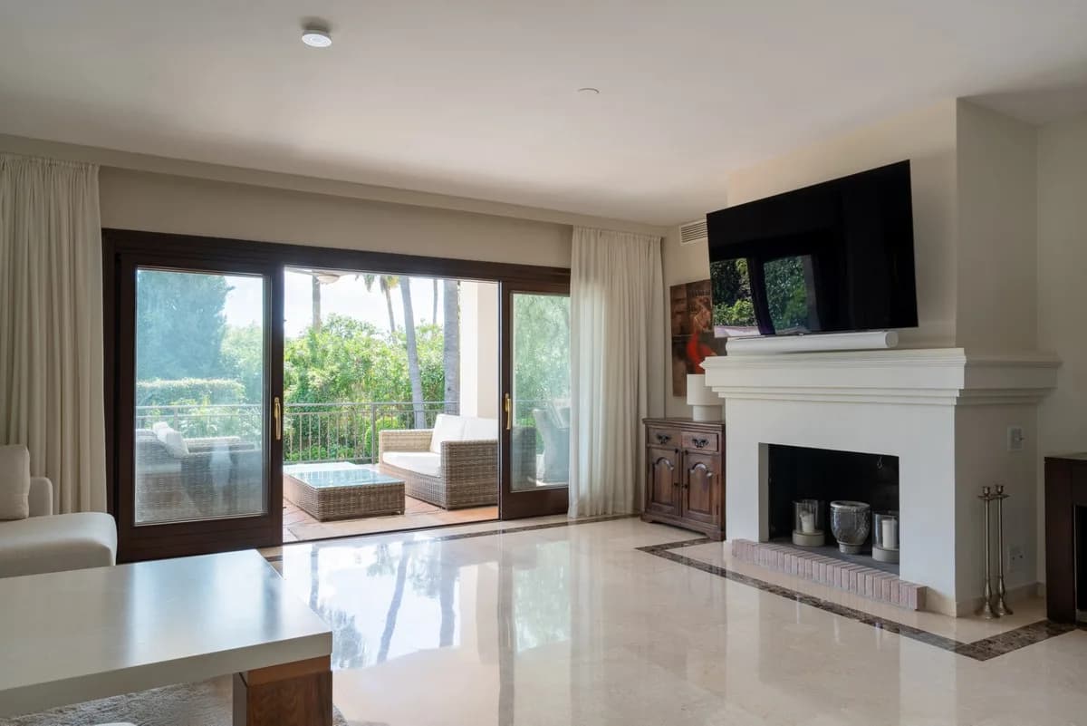 4 Bedroom Detached Villa for Sale in El Rosario, Málaga - Image 5