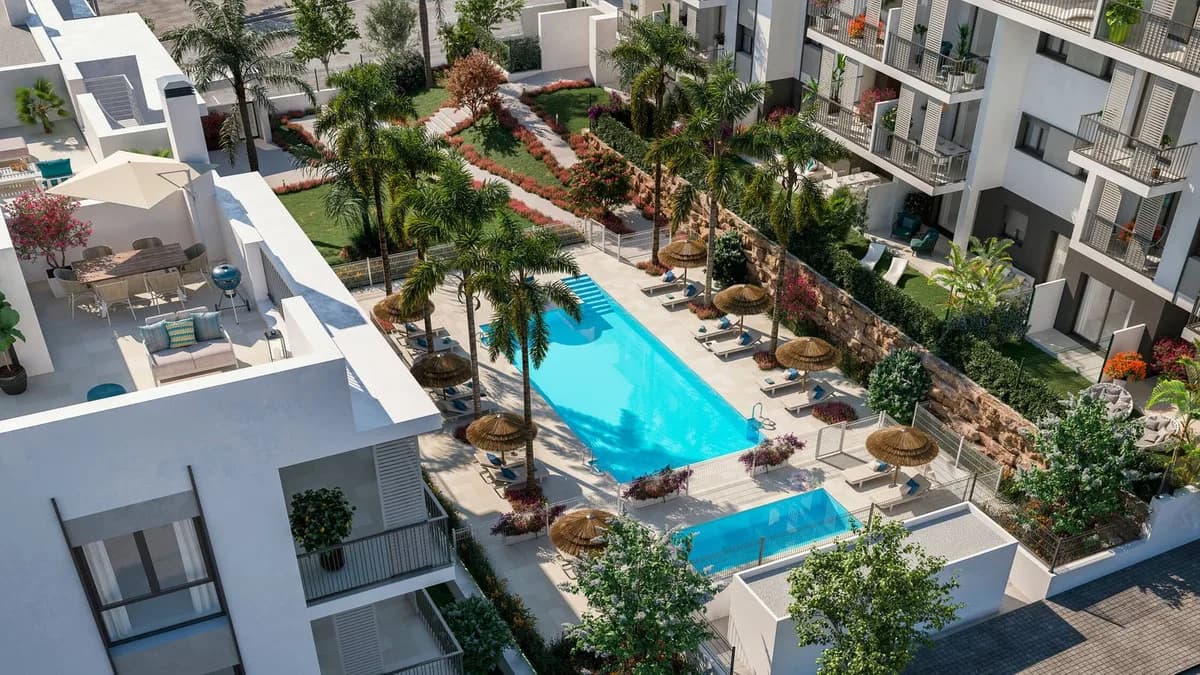 3 Bedroom Middle Floor Apartment for Sale in Estepona, Málaga - Image 2