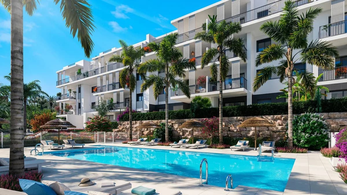 3 Bedroom Middle Floor Apartment for Sale in Estepona, Málaga - Image 3