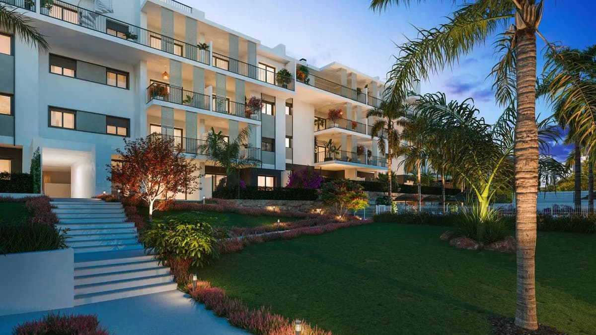 3 Bedroom Middle Floor Apartment for Sale in Estepona, Málaga - Image 4