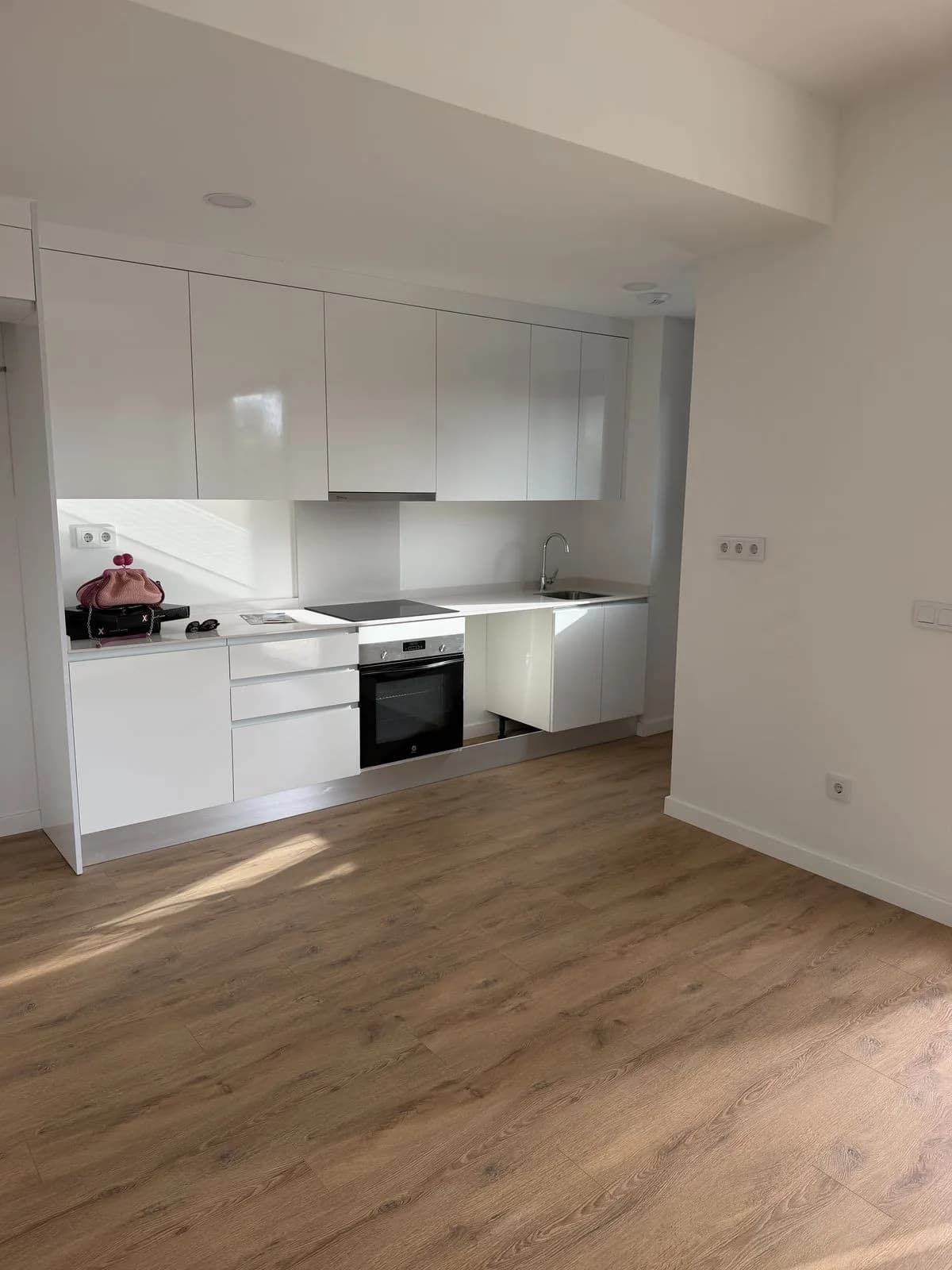3 Bedroom Middle Floor Apartment for Sale in Estepona, Málaga - Image 8
