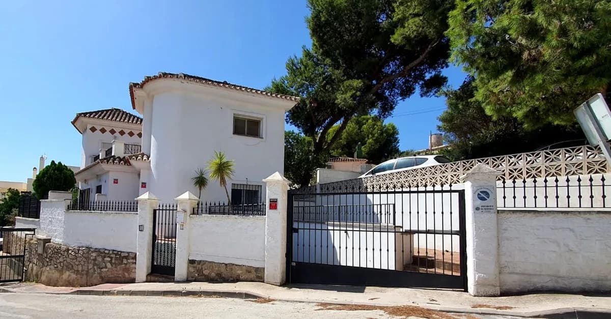 4 Bedroom Detached Villa for Sale in Torreblanca, Málaga
