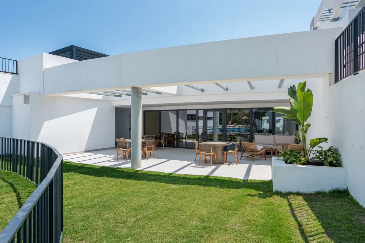 2 Bedroom Ground Floor Apartment for Sale in Estepona, Málaga - Image 3